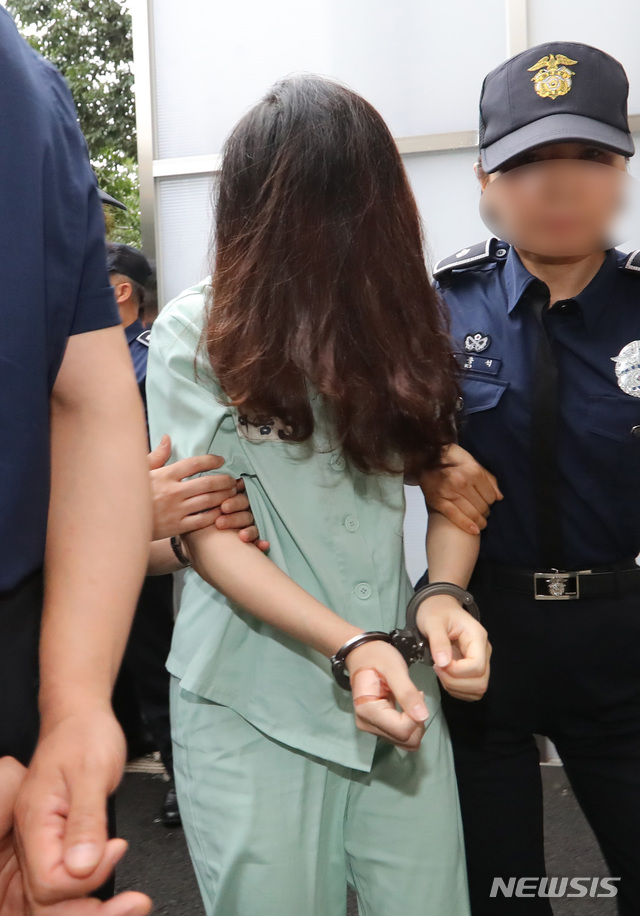 【제주=뉴시스】우장호 기자 = '전 남편 살해 사건' 피고인 고유정(36)이 2일 제주지방법원에서 열린 2차 공판에 참석하기 위해 법정에 출석하고 있다. 2019.09.02. woo1223@newsis.com