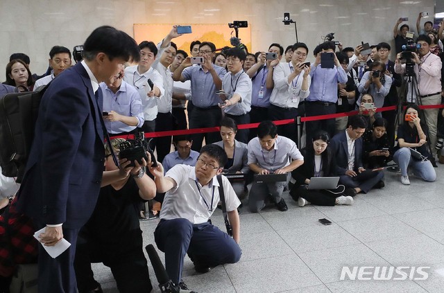 【서울=뉴시스】고승민 기자 = 조국 법무부 장관 후보자가 2일 오후 서울 여의도 국회에 기자회견을 하기 위해 도착, 간단히 입장을 밝힌 뒤 고개숙여 인사하고 있다. 조 후보자는 그간 제기된 의혹에 대한 반박과 해명을 소상히 내놓겠다고 밝혔다. 2019.09.02. photo@newsis.com