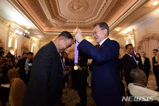 【방콕(태국)=뉴시스】박진희 기자 = 문재인 대통령이 2일 방콕 총리실 청사에서 한국전 참전용사에게 '평화의 사도 메달'을 친수하며 한국전에서의 희생과 공헌에 대해 감사의 마음을 전하고 있다. 2019.09.02. pak7130@newsis.com