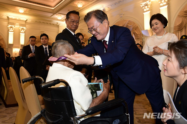 【방콕(태국)=뉴시스】박진희 기자 = 문재인 대통령이 2일 방콕 총리실 청사에서 한국전 참전용사에게 '평화의 사도 메달'을 친수하며 한국전에서의 희생과 공헌에 대해 감사의 마음을 전하고 있다. 2019.09.02. pak7130@newsis.com