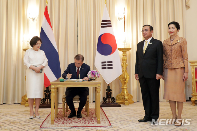 【방콕(태국)=뉴시스】박진희 기자 = 태국을 공식 방문한 문재인 대통령과 김정숙 여사가 2일 오전(현지시간) 방콕 총리실에서 방명록을 작성한 후 쁘라윳 짠오차 태국 총리 부부와 기념촬영을 하고 있다. 2019.09.02. pak7130@newsis.com