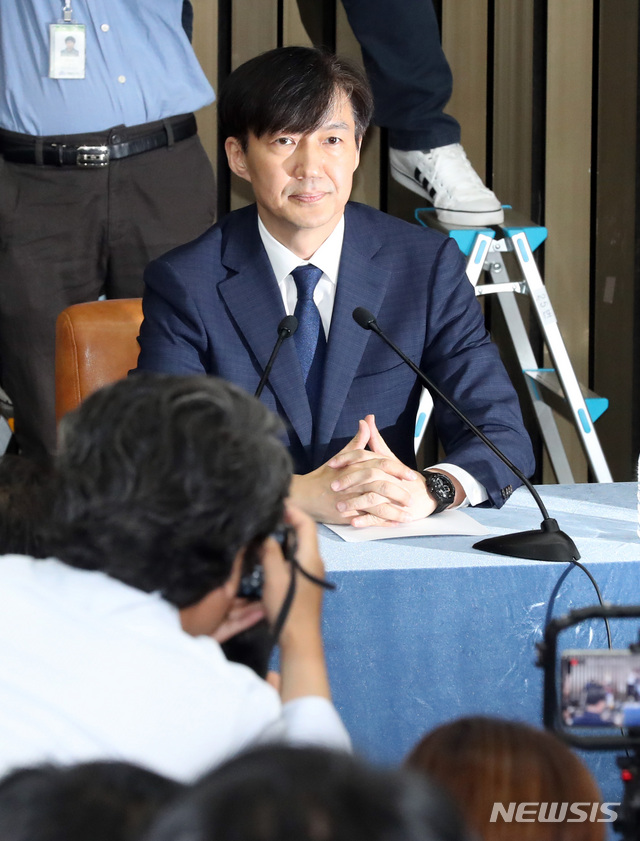 【서울=뉴시스】 박영태 기자 = 조국 법무부장관 후보자가 2일 오후 서울 여의도 국회에서 열린 기자간담회에서 참석해 자리에 앉아 있다. 2019.09.02.since1999@newsis.com