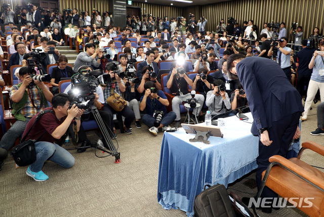 【서울=뉴시스】고승민 기자 = 조국 법무부 장관 후보자가 2일 오후 서울 여의도 국회에서 기자간담회를 하고 있다. 2019.09.02. photo@newsis.com