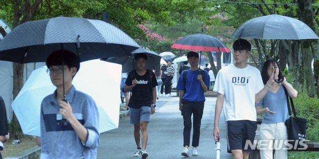 【전주=뉴시스】 김얼 기자= 전북 전주시 일대에 가을비가 내린 2일 전북대학교 교정에서 수업을 듣기 위해 등교한 학생들로 교내가 북적이고 있다. 2019.09.02.pmkeul@newsis.com