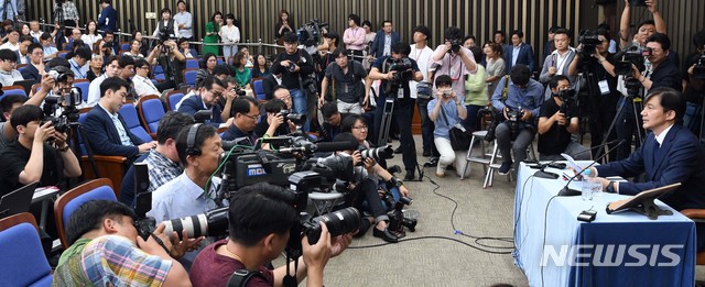 【서울=뉴시스】고승민 기자 = 조국 법무부 장관 후보자가 2일 오후 서울 여의도 국회에서 기자간담회를 하고 있다. 2019.09.02.   photo@newsis.com