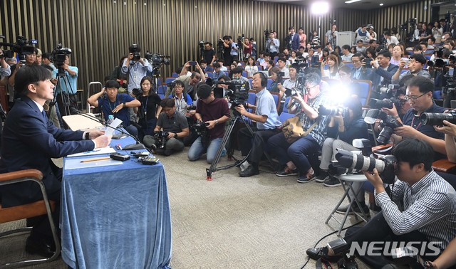 【서울=뉴시스】고승민 기자 = 조국 법무부 장관 후보자가 2일 오후 서울 여의도 국회에서 열린 기자간담회에서 취재진의 질문에 답하고 있다. 2019.09.02.&nbsp; photo@newsis.com