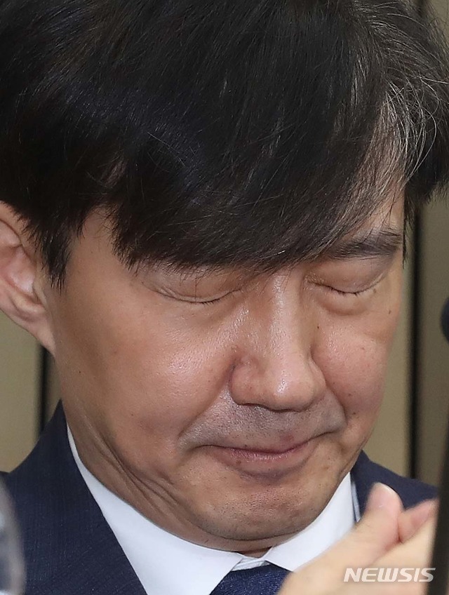 【서울=뉴시스】고승민 기자 = 조국 법무부장관 후보자가 2일 오후 국회에서 기자회견을 열어 기자들의 질문 중 딸 관련한 부분에 대해 입장을 발표하며 눈시울을 붉히고 있다. 2019.09.02.&nbsp; photo@newsis.com