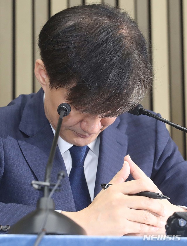 【서울=뉴시스】고승민 기자 = 조국 법무부장관 후보자가 2일 오후 국회에서 기자회견을 열어 기자들의 질문 중 딸 관련한 부분에 대해 입장을 발표하며 침통해하고 있다. 2019.09.02.&nbsp; photo@newsis.com