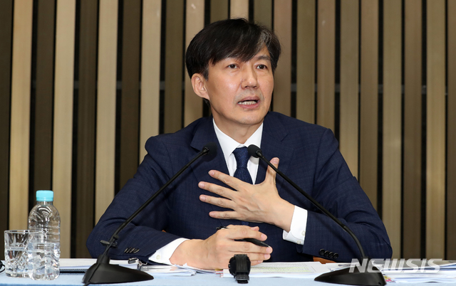 【서울=뉴시스】고승민 기자 = 조국 법무부장관 후보자가 2일 오후 국회에서 열린 기자회견에서 기자 질문에 답변하고 있다. 2019.09.02.&nbsp; photo@newsis.com