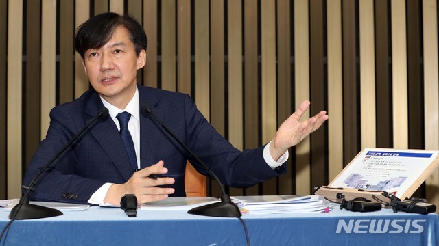 【서울=뉴시스】고승민 기자 = 조국 법무부장관 후보자가 2일 오후 국회에서 열린 기자회견에서 기자 질문에 답변하고 있다. 2019.09.02.&nbsp; photo@newsis.com