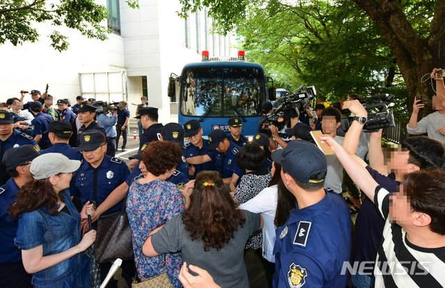 【제주=뉴시스】우장호 기자 = 2일 제주지법에서 전 남편을 잔혹하게 살해한 뒤 시신을 훼손·유기한 혐의를 받는 고유정(36)의 2차 공판이 열린 가운데 시민들이 고유정 탄 호송차량을 막아서고 있다. 2019.09.02. woo1223@newsis.com