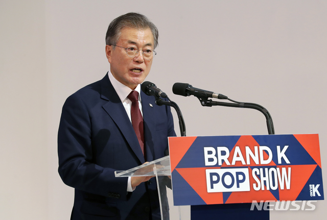 【방콕(태국)=뉴시스】박진희 기자 = 태국을 공식 방문중인 문재인 대통령이 2일 태국 방콕 센트럴월드 쇼핑몰에서 열린 'Brand K 론칭쇼'에 참석하여 인사말을 하고 있다. 2019.09.02. pak7130@newsis.com