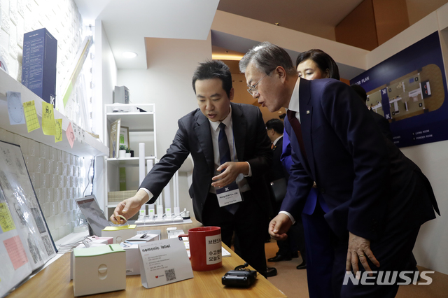 【방콕(태국)=뉴시스】박진희 기자 = 태국을 공식 방문한 문재인 대통령이 2일방콕 센트럴월드 쇼핑몰에서 열린 ‘브랜드K론칭쇼’를 마친 후 홍보부스를 돌아보고 있다. 2019.09.02. pak7130@newsis.com