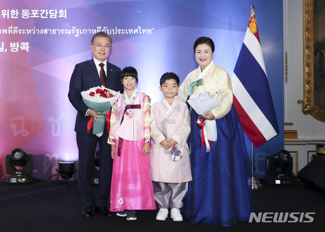 【방콕(태국)=뉴시스】박진희 기자 = 태국을 공식방문 중인 문재인 대통령과 부인 김정숙 여사가 2일 태국 방콕 만다라 오리엔탈 호텔에서 '한-태국 우호협력 증진을 위한 동포간담회'에 참석하여 화동들과 함께 기념촬영을 하고 있다. 2019.09.02. pak7130@newsis.com