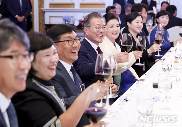 【방콕(태국)=뉴시스】박진희 기자 = 태국을 공식방문 중인 문재인 대통령과 부인 김정숙 여사가 2일 태국 방콕 만다라 오리엔탈 호텔에서 '한-태국 우호협력 증진을 위한 동포간담회'에 참석하여 교민들과 만찬을 하고 있다. 2019.09.02. pak7130@newsis.com