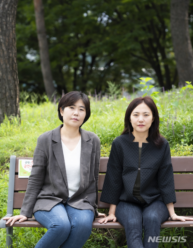 홍정은(왼쪽)·홍미란 작가자매