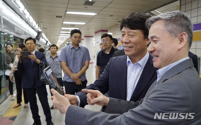 【서울=뉴시스】LG유플러스는 서울교통공사와 서울 지하철 6호선 공덕역에 세계 최초 5G기반 AR갤러리인 ‘U+5G 갤러리’를 개관했다고 3일 밝혔다.공덕역 U+5G 갤러리에서 하현회 LG유플러스 부회장(오른쪽)과 김태호 서울교통공사 사장이 증강현실 작품을 감상하고 있는 모습. (사진/LG유플러스 제공) photo@newsis.com