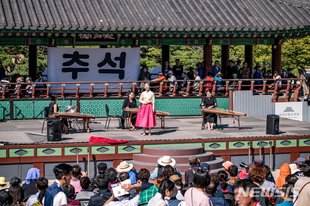 【서울=뉴시스】 지난해 남산골한옥마을에서 개최된 추석공연. 2019.09.03. (사진=서울시 제공)