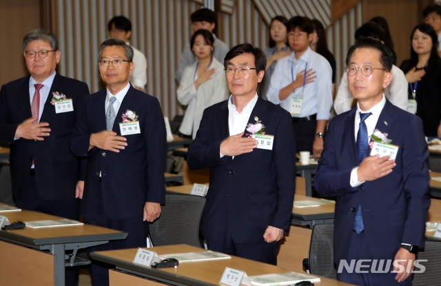 【청주=뉴시스】강신욱 기자 = 3일 충북 청주시 오송C&V센터에서 개막한 2019 오송국제바이오 심포지엄 & Bio Excellence에서 참석자들이 국기에 대한 경례를 하고 있다. 2019.09.03. (사진=충북도 제공) photo@newsis.com