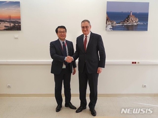【서울=뉴시스】이도훈 한반도평화교섭본부장이 3일 오후 블라디보스토크에서 이고르 마르굴로프 러시아 외교부 아시아태평양 차관과 한러 북핵 수석대표 협의를 열었다. 2019.09.03. (사진=외교부) photo@newsis.com