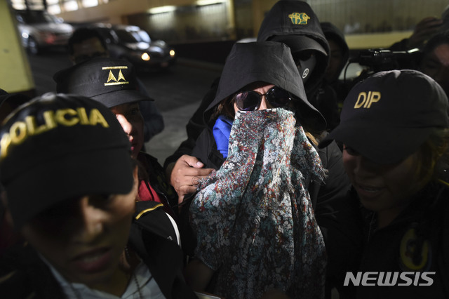 【과테말라시티=AP/뉴시스】2일(현지시간) 올해 과테말라 대선에 출마했던 알바로 콜롬 전 대통령의 전 부인 산드라 토레스가 얼굴을 가린 채 과테말라시티 대법원으로 들어서고 있다. 토레스는 2015년 대선 출마 당시 신고하지 않은 선거자금을 사용한 혐의 등으로 이날 자택에서 검찰에 체포됐다. 2019.09.03.