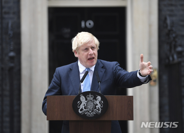 【런던=AP/뉴시스】2일(현지시간) 보리스 존슨 영국 총리가 런던 다우닝 10번가 총리관저 앞에서 기자회견을 하고 있다.&nbsp; 존슨 총리는 10월31일 브렉시트를 추진하려는 자신의 계획이 어그러진다면 그 전에 조기 총선을 강행하겠다는 뜻을 나타냈다.&nbsp; 그는 "우리 모두 조기 총선을 원하지 않는다"라고 밝히면서도 하원 의원들이 브렉시트 계획을 막으면 최후의 카드로 총선 추진을 시사했다. 2019.09.03. 