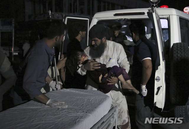 【서울=뉴시스】2일(현지시간) 아프가니스탄 수도 카불에서 이슬람 반군 탈레반이 배후로 자처한 차량 폭탄테러가 발생해 민간인 최소 16명이 죽고 119명 이상이 다쳤다. 사진은 한 남성이 폭탄테러로 다친 딸을 병원으로 이송하는 모습. 2019.09.03