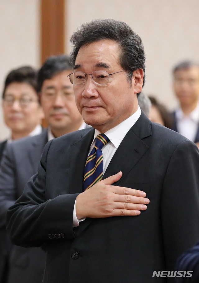 【서울=뉴시스】 고범준 기자 = 이낙연 국무총리가 3일 오전 서울 종로구 정부서울청사에서 열린 국무회의에서 국민의례를 하고 있다. 2019.09.03.&nbsp; bjko@newsis.com