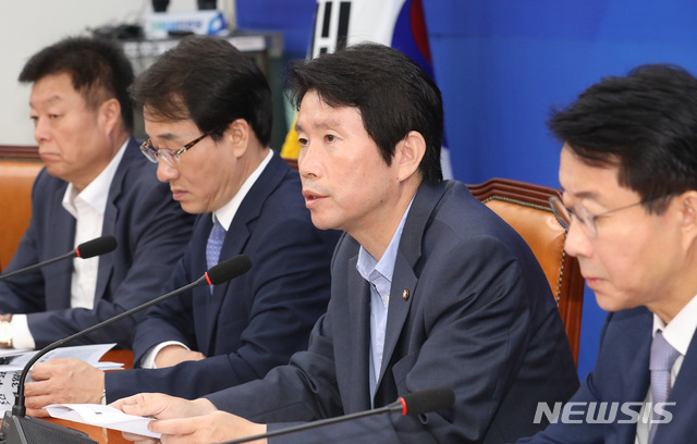 【서울=뉴시스】이종철 기자 = 3일 서울 여의도 국회에서 열린 더불어민주당 원내대책회의에서 이인영 원내대표가 모두발언을 하고 있다. 2019.09.03.&nbsp; jc4321@newsis.com