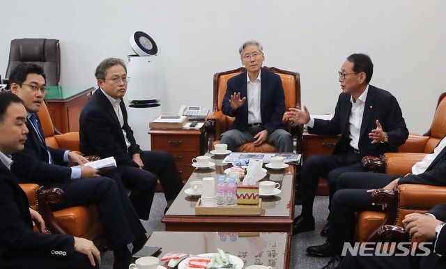 【서울=뉴시스】박영태 기자 = 여상규 법사위 위원장과 여야 간사 및 의원들이 3일 오전 국회 법제사법위원회 위원장실에서 회동을 하고 있다. 2019.09.03.&nbsp; photo@newsis.com