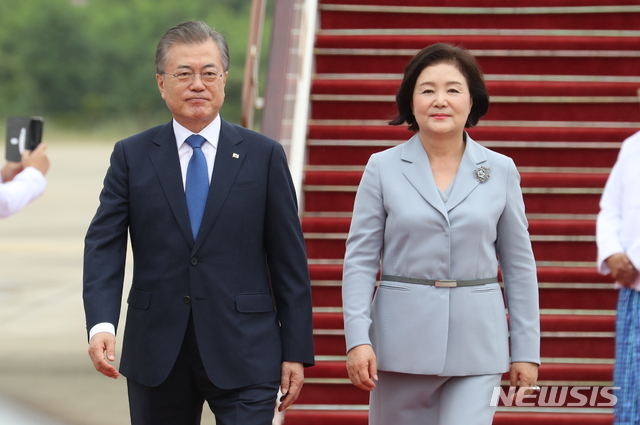 【네피도(미얀마)=뉴시스】박진희 기자 = 문재인 대통령과 부인 김정숙 여사가 3일 동남아시아 3개국 순방 두번째 방문국인 미얀마 네피도 국제공항에 도착해 차량으로 향하고 있다. 2019.09.03. pak7130@newsis.com