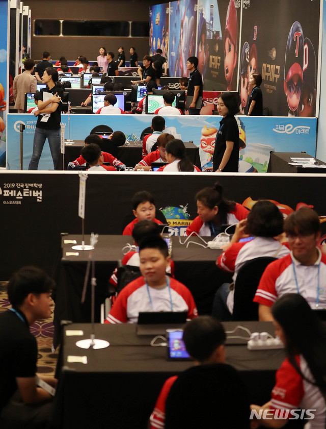 【서울=뉴시스】추상철 기자 = 2019 전국 장애학생 e페스티벌 개막식이 열린 3일 오후 서울 서초구 더케이호텔에서 많은 참가학생들이 그동안 갈고 닦은 실력을 선보이고 있다. 장애학생들의 e스포츠 올림픽 ‘전국 장애학생 e페스티벌’은 넷마블문화재단과 국립특수교육원, 한국콘텐츠진흥원이 공동주최하고 교육부, 문화체육관광부가 후원했으며 넷마블은 지난 2009년부터 올 해까지 11년간 이 행사를 공동 주최하고 있다. 2019.09.03. scchoo@newsis.com
