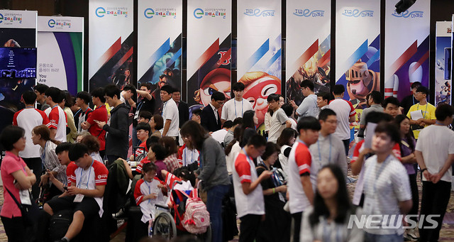 【서울=뉴시스】추상철 기자 = 2019 전국 장애학생 e페스티벌 개막식이 열린 3일 오후 서울 서초구 더케이호텔에는 많은 참가자로 붐비고 있다. 장애학생들의 e스포츠 올림픽 ‘전국 장애학생 e페스티벌’은 넷마블문화재단과 국립특수교육원, 한국콘텐츠진흥원이 공동주최하고 교육부, 문화체육관광부가 후원했으며 넷마블은 지난 2009년부터 올 해까지 11년간 이 행사를 공동 주최하고 있다. 2019.09.03. scchoo@newsis.com