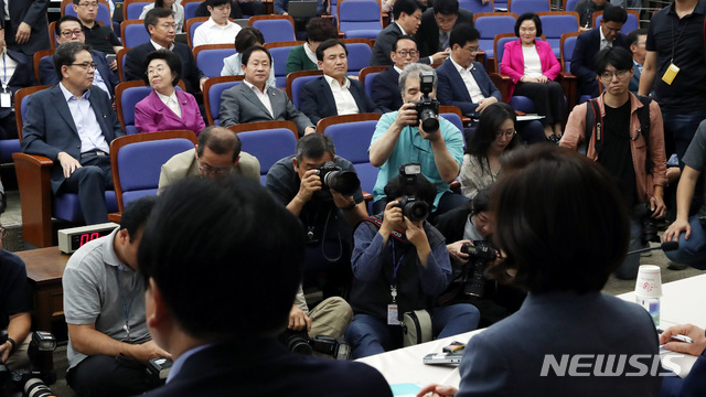 【서울=뉴시스】 박영태 기자 = 3일 오후 서울 여의도 국회에서 열릴 자유한국당 '조국 후보자의 거짓과 선동' 대국민 고발 언론간담회에서 나경원 원내대표의 발언을 자유한국당 의원들이 듣고 있다. 2019.09.03.since1999@newsis.com