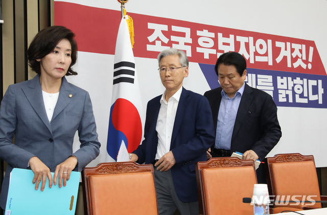 【서울=뉴시스】고승민 기자 = 3일 서울 여의도 국회에서 열린 자유한국당 '조국 후보자의 거짓과 선동' 대국민 고발 언론간담회에서 나경원 원내대표와 여상규, 정양석 의원이 모두발언을 마친 후 퇴장하고 있다. 2019.09.03.kkssmm99@newsis.com