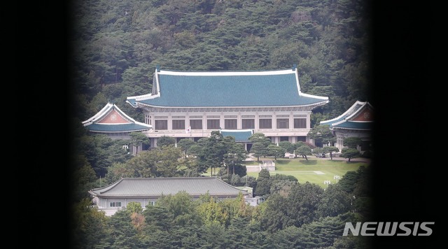 【서울=뉴시스】 고범준 기자 = 청와대는 조국 법무부 장관 후보자의 기자간담회를 통해 일정 부분 의혹이 해소된 것으로 보인다는 입장을 밝히며 조 후보자를 포함 인사청문 절차가 끝나지 않은 장관 및 장관급 후보자 6명의 인사청문 보고서 재송부를 국회에 요청할 예정이라고 밝혔다. 사진은 3일 오후 청와대 모습. 2019.09.03. bjko@newsis.com