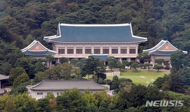 【서울=뉴시스】 고범준 기자 = 청와대는 조국 법무부 장관 후보자의 기자간담회를 통해 일정 부분 의혹이 해소된 것으로 보인다는 입장을 밝히며 조 후보자를 포함 인사청문 절차가 끝나지 않은 장관 및 장관급 후보자 6명의 인사청문 보고서 재송부를 국회에 요청할 예정이라고 밝혔다. 사진은 3일 오후 청와대 모습. 2019.09.03. bjko@newsis.com