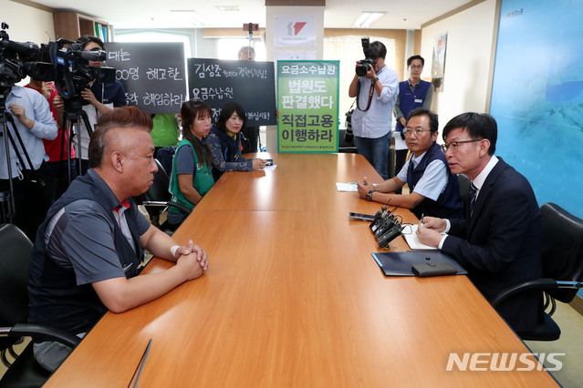 【서울=뉴시스】 김진아 기자 = 김상조 청와대 정책실장이 3일 오후 서울 중구 민주노총을 방문했다. 김 정책실장이 김명환 민주노총 위원장과 면담에 앞서 톨게이트 비정규직, 현대기아차비정규직 노조원들과 노동 문제에 대해 대화하고 있다. 2019.09.03.&nbsp; photo@newsis.com