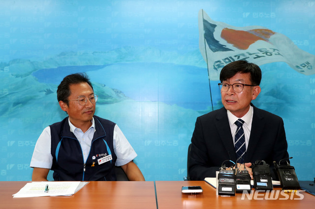 【서울=뉴시스】 김진아 기자 = 김상조 청와대 정책실장이 3일 오후 서울 중구 민주노총을 찾아 김명환 위원장과 면담하고 있다. 2019.09.03.&nbsp; photo@newsis.com