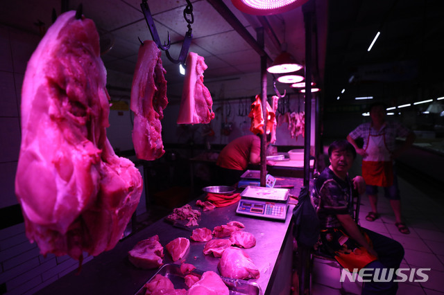 【우한(중국)=뉴시스】김선웅 기자 = 3일 (현지시간) 중국 우한의 한 시장에서 돼지고기가 판매되고 있다. 중국 전체 육류 소비량 중 70% 이상을 차지하는 돼지고기는 지난해 8월 중국에서 발병하기 시작한 아프리카돼지열병이 확산되면서 생산량이 감소했으며 이로 인해 공급 부족 현상이 나타나고 있다. 중국 일부 지역에서는 9월부터 13주째 오르고 있는 돼지고기의 가격 안정을 위해 1인당 1일 1kg의 돼지고기만 구매할 수 있는 구매제한 조치를 시행했다. 2019.09.03. mangusta@newsis.com