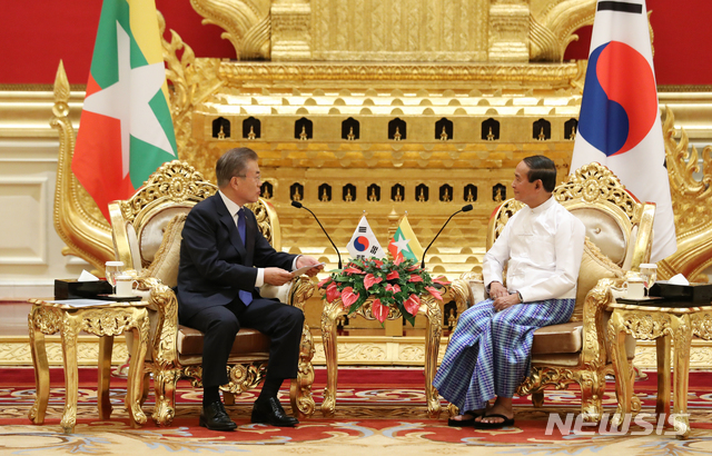 【네피도(미얀마)=뉴시스】박진희 기자 = 미얀마를 국빈 방문 중인 문재인 대통령이 3일 미얀마 네피도 대통령궁에서 윈 민 대통령과 면담을 하고 있다. 2019.09.03.&nbsp; pak7130@newsis.com