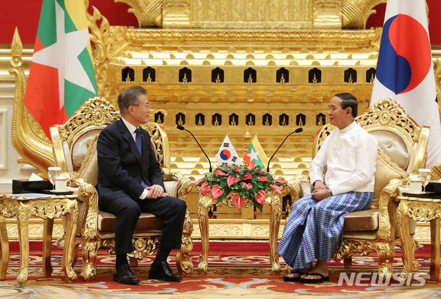 【네피도(미얀마)=뉴시스】박진희 기자 = 미얀마를 국빈 방문 중인 문재인 대통령이 3일 미얀마 네피도 대통령궁에서 윈 민 대통령과 면담을 하고 있다. 2019.09.03.&nbsp; pak7130@newsis.com