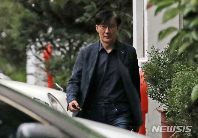  【서울=뉴시스】박미소 기자 = 지난 2일 국회에서 기자간담회를 연 조국 법무부 장관 후보자가 3일 오후 서울 서초구 자택에서 나오고 있다. 2019.09.03.&nbsp; misocamera@newsis.com 