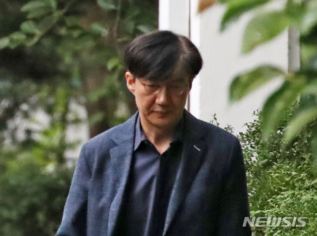 【서울=뉴시스】박미소 기자 = 지난 2일 국회에서 기자간담회를 연 조국 법무부 장관 후보자가 3일 오후 서울 서초구 자택에서 나오고 있다. 2019.09.03. misocamera@newsis.com