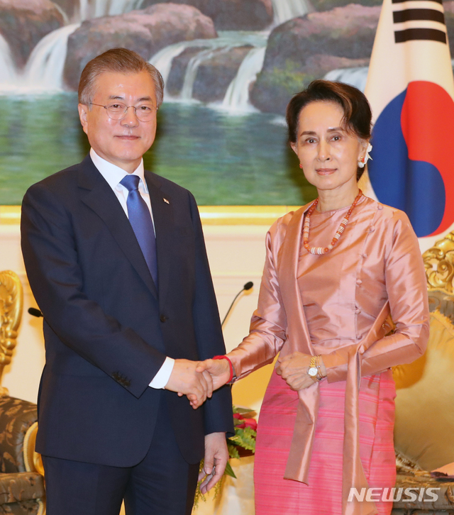 【네피도(미얀마)=뉴시스】박진희 기자 = 미얀마를 국빈 방문 중인 문재인 대통령이 3일 미얀마 네피도 대통령궁에서 아웅산 수찌 미얀마 국가고문과 인사를 나누고 있다.&nbsp; 아웅산 수찌는 ‘국가 고문’ 직위를 갖고 외교부 장관, 대통령실 장관을 겸직하며, 사실상 국가수반으로서의 역할을 수행하고 있다. 2019.09.03.&nbsp; pak7130@newsis.com