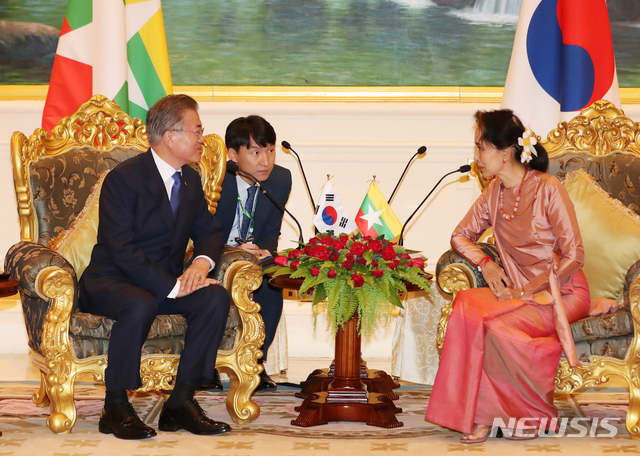 【네피도(미얀마)=뉴시스】박진희 기자 = 미얀마를 국빈 방문 중인 문재인 대통령이 3일 미얀마 네피도 대통령궁에서 아웅산 수찌 미얀마 국가고문과 대화를 나누고 있다.&nbsp; 아웅산 수찌는 ‘국가 고문’ 직위를 갖고 외교부 장관, 대통령실 장관을 겸직하며, 사실상 국가수반으로서의 역할을 수행하고 있다. 2019.09.03.&nbsp; pak7130@newsis.com