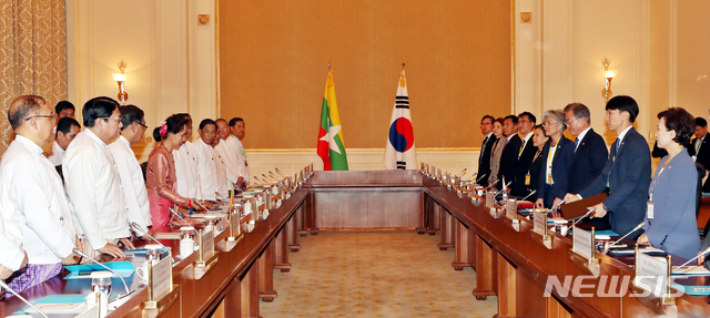 【네피도(미얀마)=뉴시스】박진희 기자 = 미얀마를 국빈 방문 중인 문재인 대통령이 3일 미얀마 네피도 대통령궁에서 아웅산 수찌 미얀마 국가고문과 정상회담을 하고 있다.&nbsp; 아웅산 수찌는 ‘국가 고문’ 직위를 갖고 외교부 장관, 대통령실 장관을 겸직하며, 사실상 국가수반 역할을 수행하고 있다. 2019.09.03.&nbsp; pak7130@newsis.com