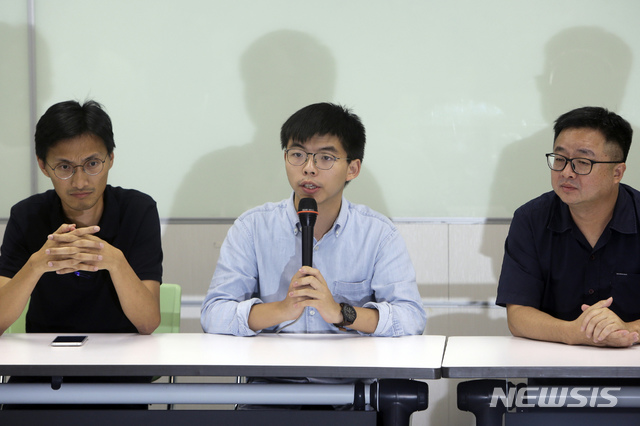 【홍콩=AP/뉴시스】홍콩 민주화 시위 ‘우산 혁명’의 주역이자 ‘범죄인 인도 법안(송환법)’ 반대 시위를 이끌어온 조슈아 웡(黃之鋒) 데모시스토당 비서장(가운데)이 지난 3일 대만 타이베이에서 대만 민진당 관계자들과 함께 기자회견을 열고 있다. 조슈아 웡은 대만으로 건너가 홍콩 시위에 대한 지지를 촉구했다. 2019.09.05 