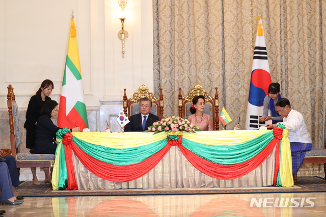 【네피도(미얀마)=뉴시스】박진희 기자 = 문재인 대통령과 아웅산 수찌 미얀마 국가고문이 3일 미얀마 네피도 대통령궁에서 강경화 외교부 장관과 묘 떼인 지 교육부 장관의 미얀마 학생들을 위한 스쿨버스 기증식에 임석하고 있다. 2019.09.03.&nbsp; pak7130@newsis.com 