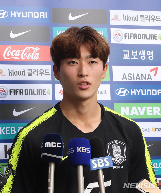 【서귀포=뉴시스】우장호 기자 = 2020년 도쿄올림픽 본선 진출에 도전하는 한국 U-22 축구 대표팀이 시리아와의 평가전을 앞두고 3일 오후 제주 서귀포시 시민축구장에서 훈련에 돌입했다. 조규성(21·FC 안양) 선수가 훈련 전 취재진의 질문에 답변하고 있다. 2019.09.03. woo1223@newsis.com